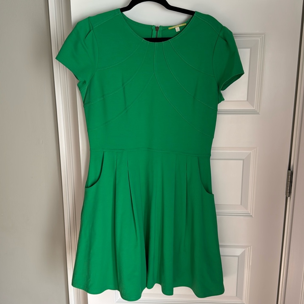Gianni Bini, size large green dress, with back zipper and pockets